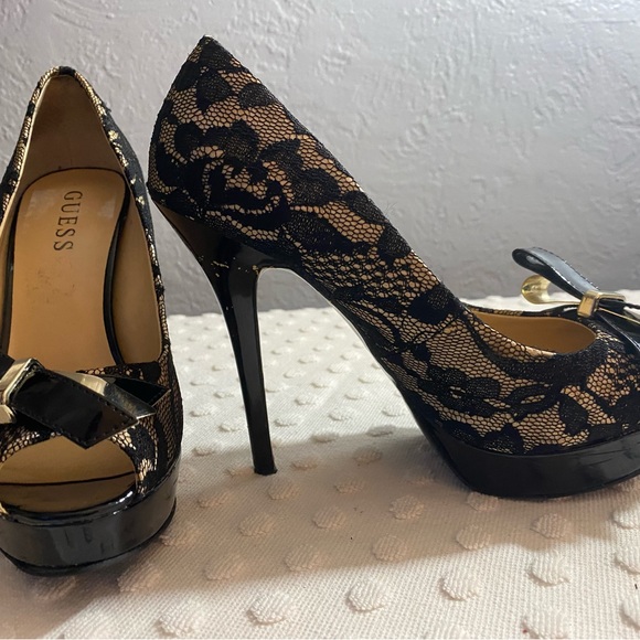 Guess lace peep toe pumps with a metal bow on the toe - Picture 4 of 16